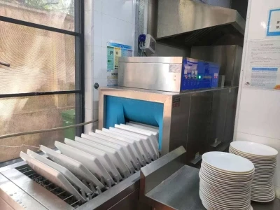Jsou komerční myčky stejně velké jako běžné myčky?