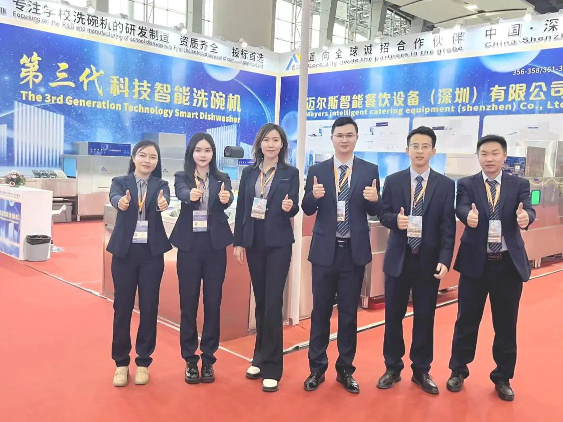 Přehled nedávných výstav Mayersových mytí nádobí
